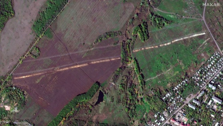 ワグネルが掘削した塹壕などの防御施設を捉えた衛星画像/Satellite image ©2022 Maxar Technologies