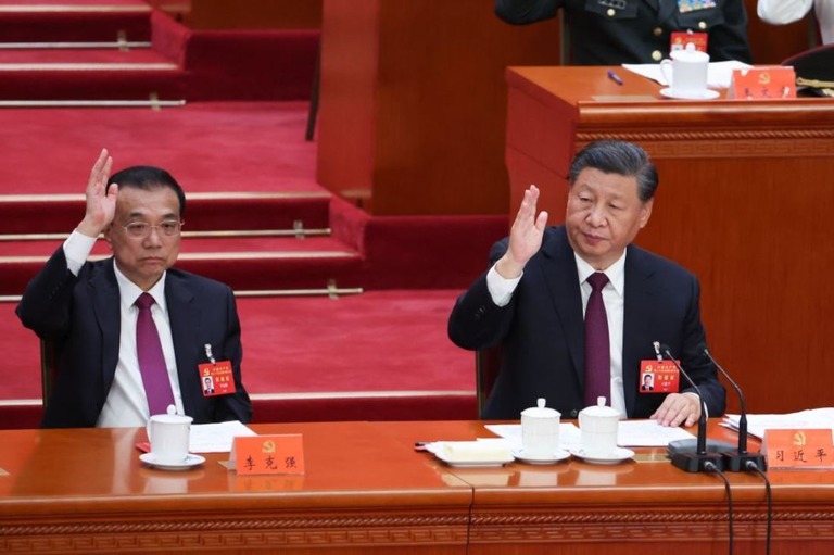 中国共産党大会の閉会式に臨む李克強首相（左）と習近平総書記/Lintao Zhang/Getty Images