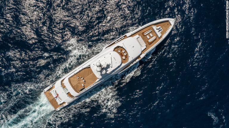 オランダの造船所ヘッセンが建造した鋼鉄製の「ルシーン」は、今年のモナコ・ヨットショーでデビューしたスーパーヨットの一つ/David Churchill/Heesen Yachts