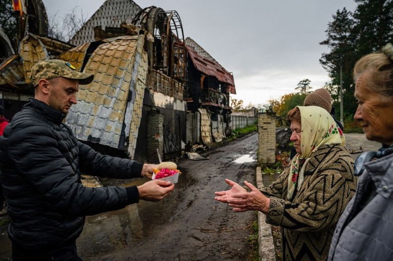 食料を受け取る女性＝２０日、ウクライナ・スバトヒルシク/Dimitar Dilkoff/AFP/Getty Images