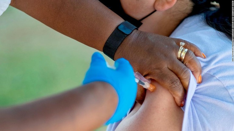 新型コロナウイルスワクチンの追加接種を受ける人＝米カリフォルニア州パサデナ/Hans Gutknecht/MediaNews Group/Los Angeles Daily News/Getty Images