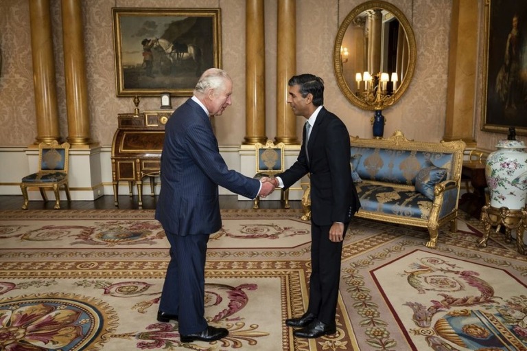 チャールズ国王（左）がバッキンガム宮殿でスナク氏と面会する様子＝２５日、ロンドン/Aaron Chown/Pool/Reuters