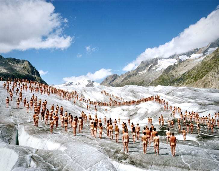 スイスの氷河でチュニック氏のためにポーズを取るボランティア/Spencer Tunick