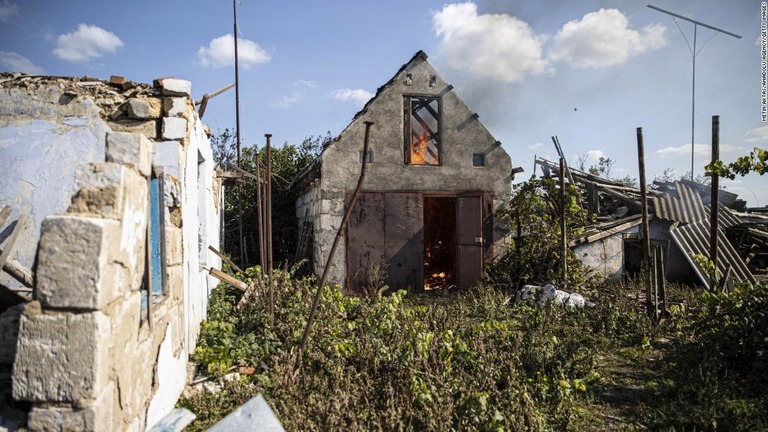 ウクライナ軍が奪還した集落の破壊された建物＝ウクライナ・ヘルソン州州境/Metin Aktas/Anadolu Agency/Getty Images
