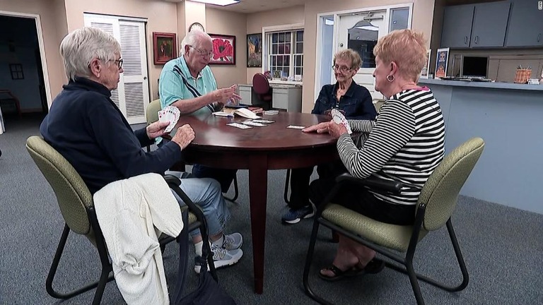 サラソタの高齢者交流センターでテーブルを囲む人々は暮らしの圧迫を感じている/CNN