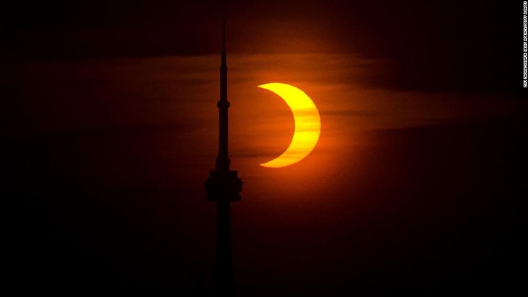 ２０２１年６月の部分日食＝カナダ・トロント/Zou Zheng/Xinhua News Agency/Getty Images