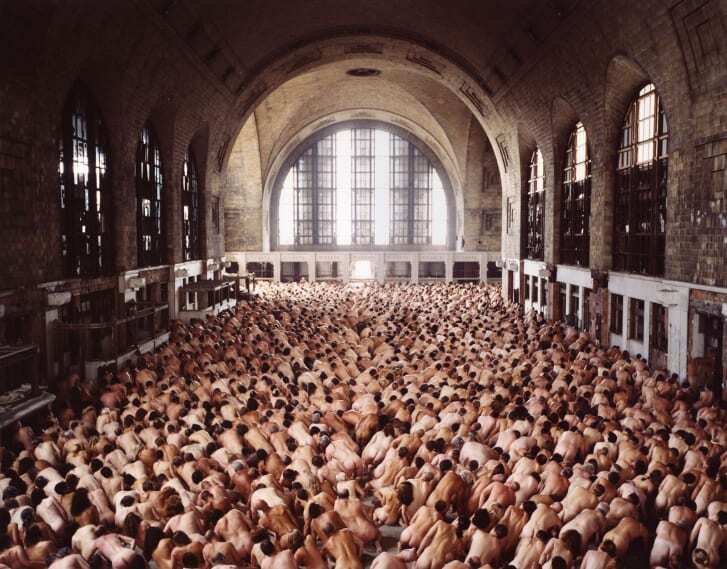 米ニューヨーク州バファローのセントラル・ターミナルで実施したインスタレーションの様子=2005年/Spencer Tunick