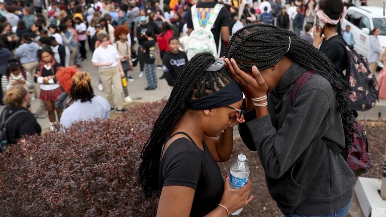 銃撃により２人が死亡し悲しむ生徒ら/David Carson/AP