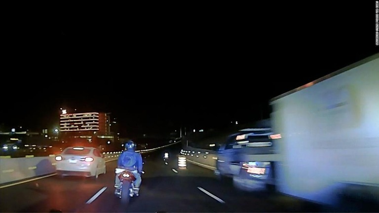 米アーカンソー州警察がバイクの運転手を追跡するドライブレコーダーの映像＝１３日/Arkansas State Police via KHBS
