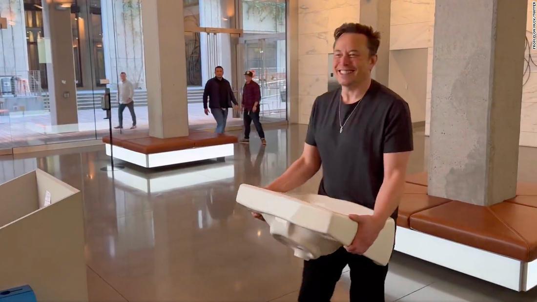 洗面台を抱えてツイッター本社に入るマスク氏/From Elon Musk/Twitter