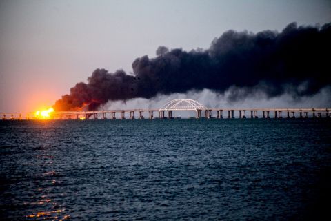 爆発により火災が発生した橋＝８日、ウクライナ南部クリミア半島東部のケルチ海峡
/Vera Katkova/Anadolu Agency/Getty Images