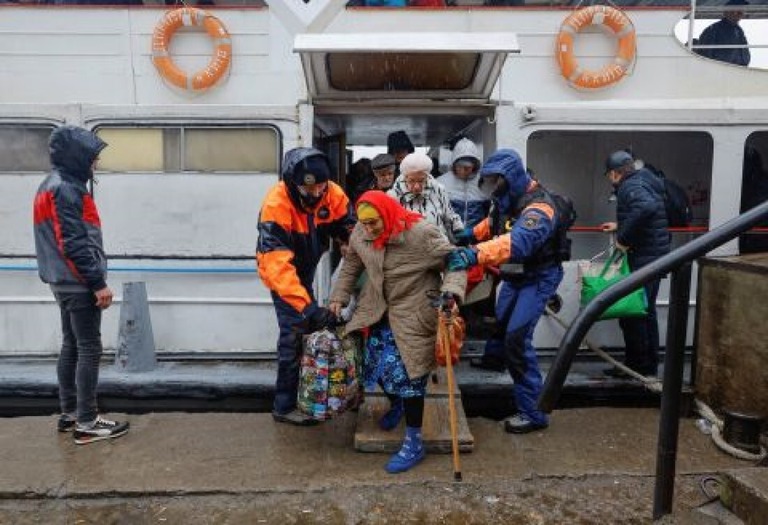 ロシアの支配下にあるヘルソン市から避難した民間人＝２３日、ウクライナ南部ヘルソン州オレシュキー/Alexander Ermochenko/Reuters