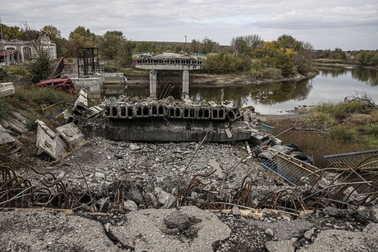 被害を受けた町＝２４日、ウクライナ・ヘルソン州
/ Metin Aktas/Anadolu Agency/Getty Images