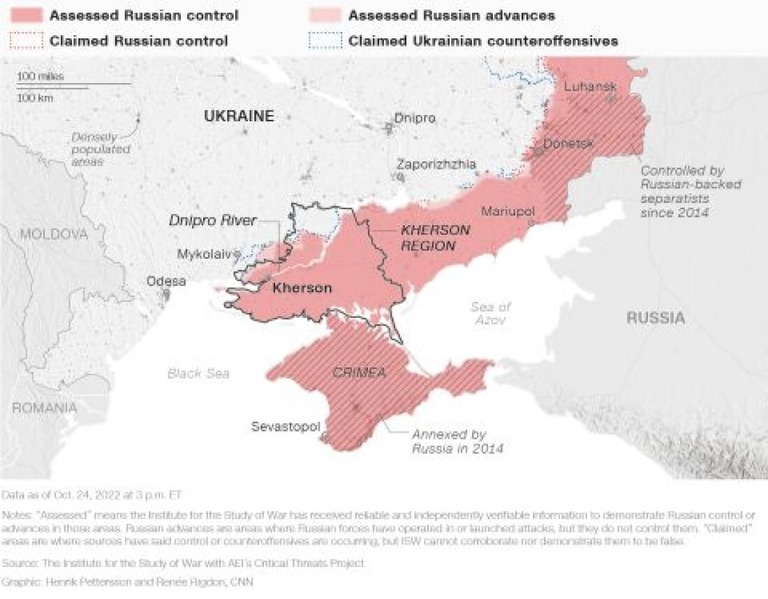赤色がロシアの支配下となった地域、薄いピンク色はロシアの進軍地域、赤い点線はロシアが支配していると主張する地域、青い点線はウクライナが反攻していると主張する地域。米東部時間１０月２４日午後３時時点/CNN