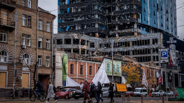 ロシアによる攻撃で破損した建物＝１９日、ウクライナ首都キーウ/Ed Ram/Getty Images 