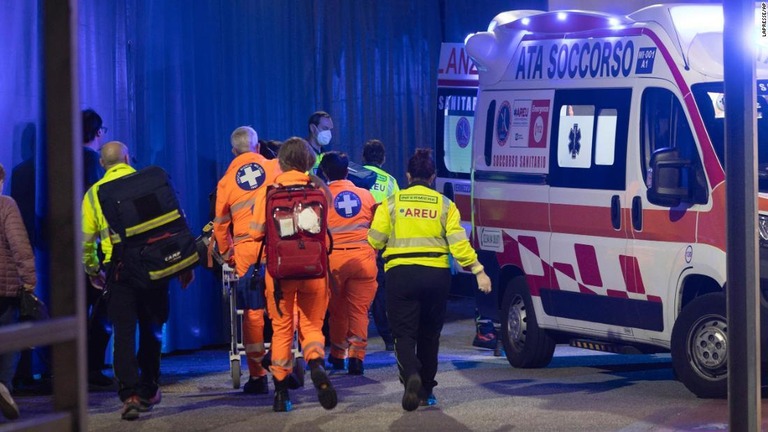 現場で負傷者を救急車に乗せる救急隊員ら＝２７日、イタリア/LaPresse/AP