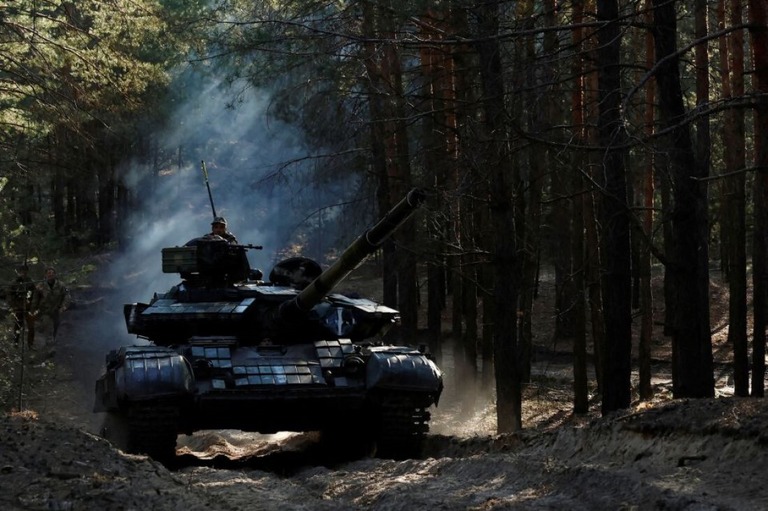 鹵獲（ろかく）したロシアの戦車を操縦するウクライナ兵士＝１５日、ウクライナ・ハルキウ州/Clodagh Kilcoyne/Reuters