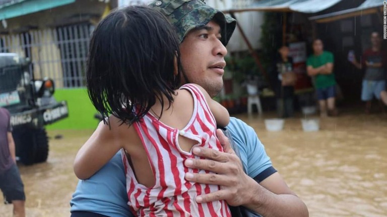 洪水被害のなか子どもを救助/Philippine Coast Guard/AP