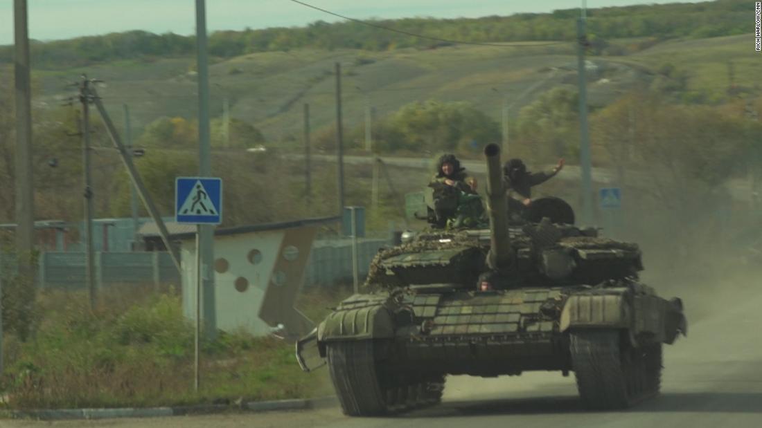 ウクライナ軍の戦車が市外へと通じる道でＣＮＮ取材班の乗る車列を通過する/Rich Harlow/CNN