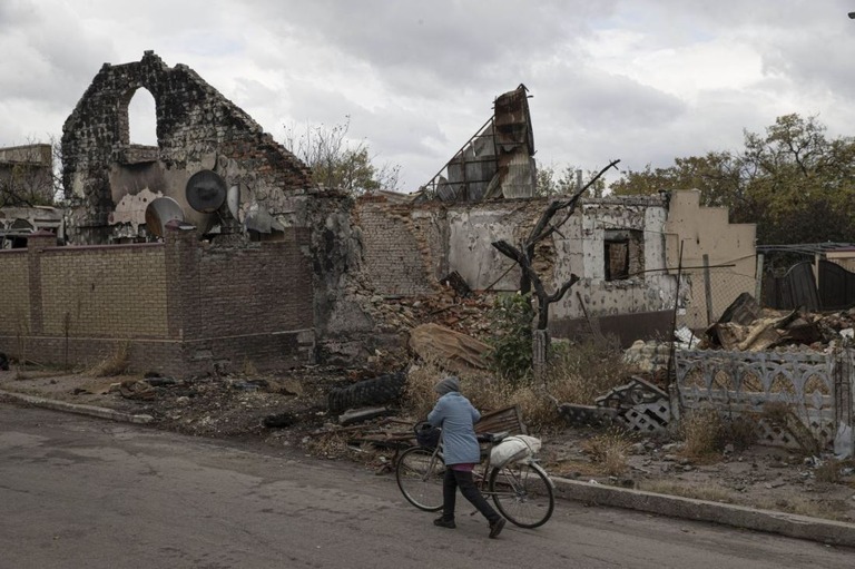 破壊されたヘルソン州の町の様子＝２４日/Metin Aktas/Anadolu Agency/Getty Images