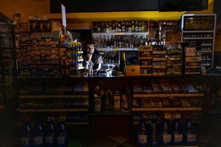 停電のため暗くなったガソリンスタンド＝２８日、ウクライナ首都キーウ/Paula Bronstein/Getty Images