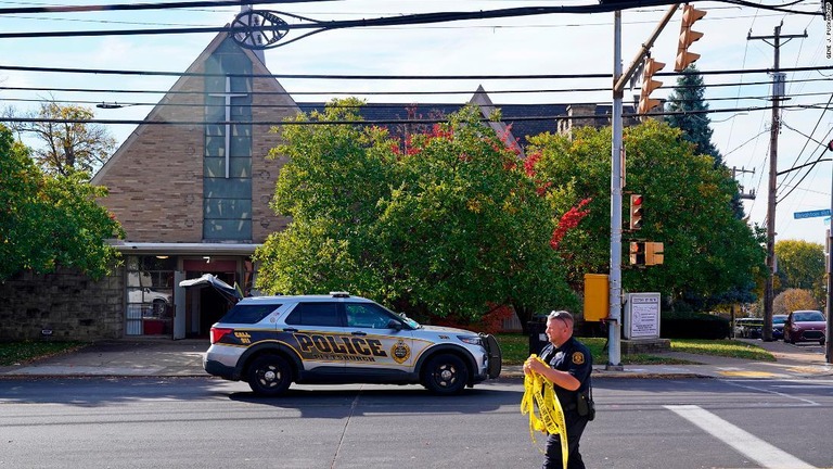 教会前で発砲があり、負傷者が出た/Gene J. Puskar/AP