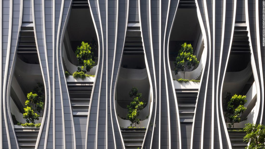 ファサードに多くの植物を採用した高層ビルがシンガポールにオープンした