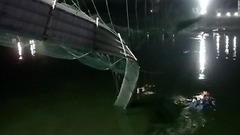 インド橋崩落、死者１３４人に　ケーブル外れたか