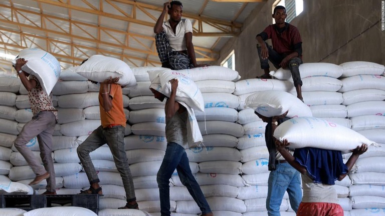 ウクライナから送られてきた支援物資の一部である穀物の袋を世界食糧計画（ＷＦＰ）の倉庫に運ぶ作業員＝９月、エチオピア/Tiksa Negeri/Reuters