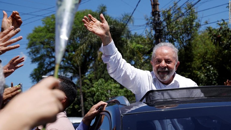 ブラジル大統領選の決選投票で勝利したルラ元大統領/Amanda Perobelli/Reuters
