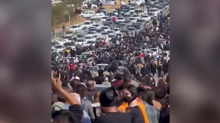 髪を覆う布「ヒジャブ（ヘジャブ）」をきちんと着用していないとして逮捕された後に急死したマフサ・アミニさんのための集会に集まった人々