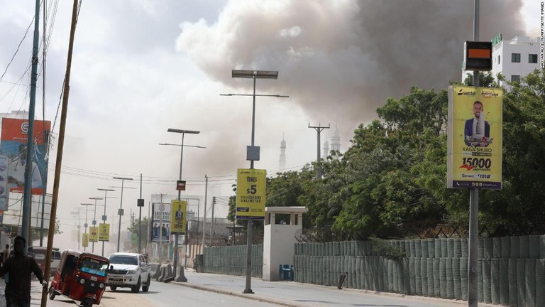 車はモガディシオの交通量の多い交差点付近と教育省付近で爆発した/Hassan Ali Elmi/AFP/Getty Images
