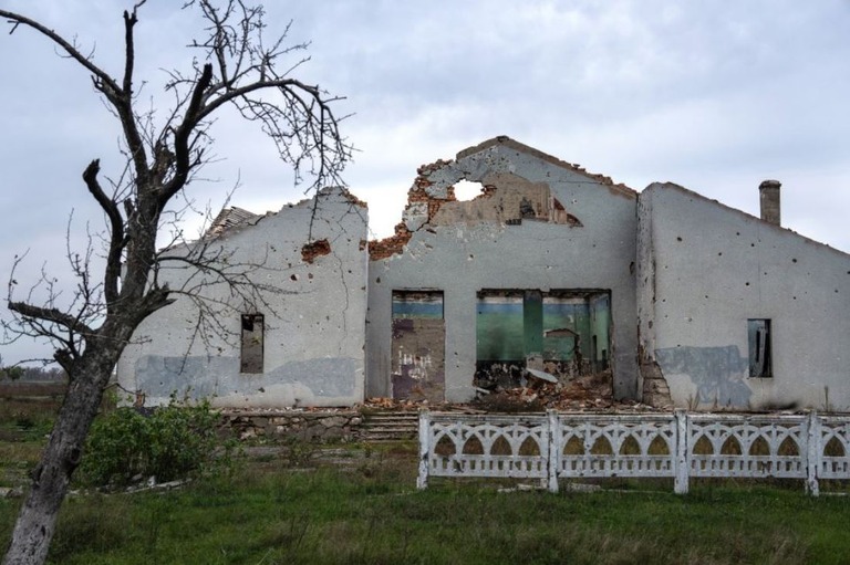 ウクライナ軍とロシア軍の戦闘で破壊されたヘルソン州の村のホール/Carl Court/Getty Images