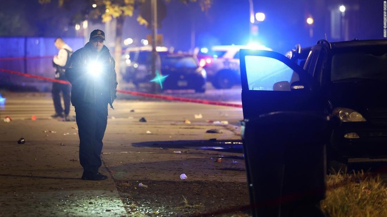 米シカゴで、走行中の車から銃撃で１３人が撃たれる事件があった/Scott Olson/Getty Images