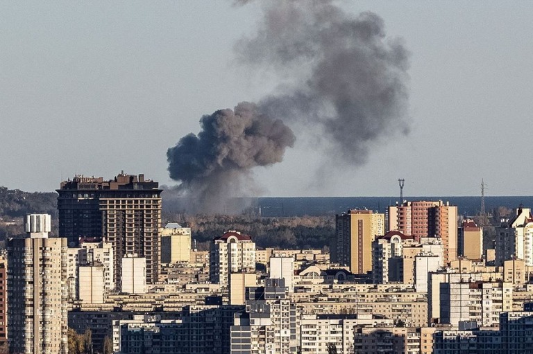 ロシアのミサイル攻撃により立ち上る煙＝１０月３１日、ウクライナ・キーウ（キエフ）郊外/Vladyslav Sodel/Reuters