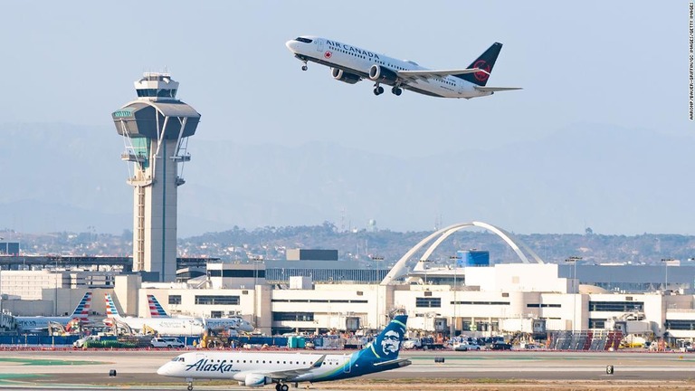 米ロサンゼルス国際空港のターミナル内にある機械室で３１日、二酸化炭素（ＣＯ２）漏れとみられる事故があり、空港職員４人が健康被害を受けた/AaronP/Bauer-Griffin/GC Images/Getty Images