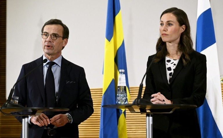 フィンランドのマリン首相（右）とスウェーデンのクリステルソン首相/Lehtikuva/Vesa Moilanen/Reuters