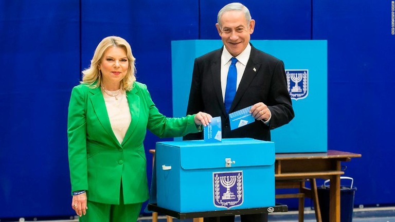投票を行うイスラエルのネタニヤフ元首相（写真右）と妻のサラ・ネタニヤフ氏＝１日、エルサレム