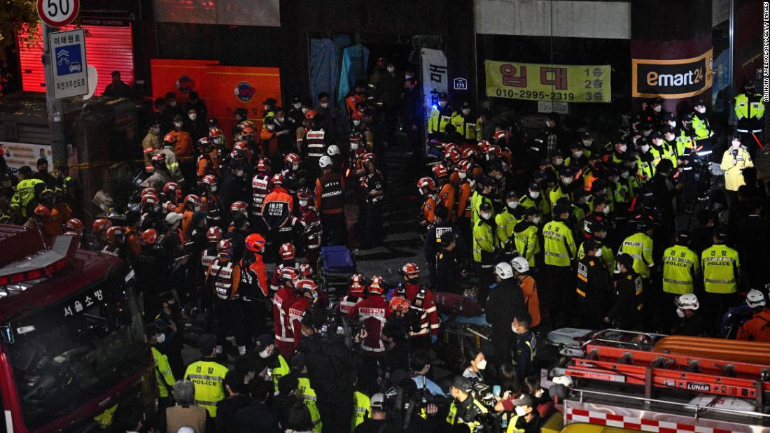 梨泰院に集まる救急隊員や警察官＝１０月３０日/Anthony Wallace/AFP/Getty Images