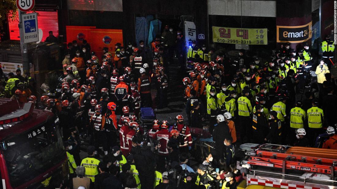 梨泰院に集まる救急隊員や警察官=10月30日/Anthony Wallace/AFP/Getty Images
