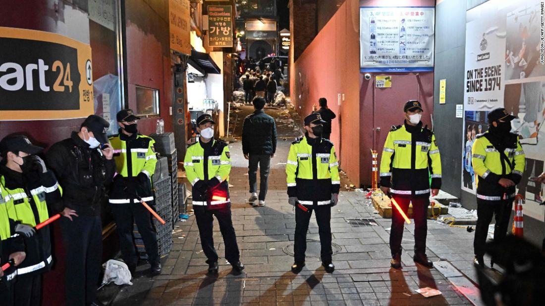 梨泰院の事故現場を警備する警察＝１０月３０日/Jung Yeon-Je/AFP/Getty Images