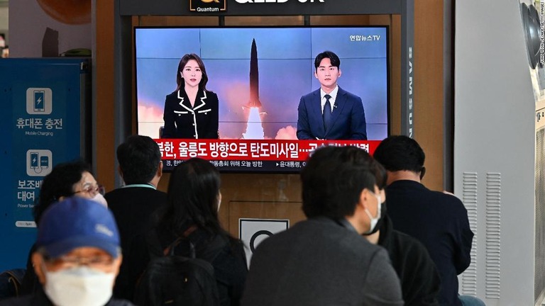 北朝鮮のミサイル発射を報じる駅のスクリーンを見る人々＝２日、ソウル/Maxar Technologies