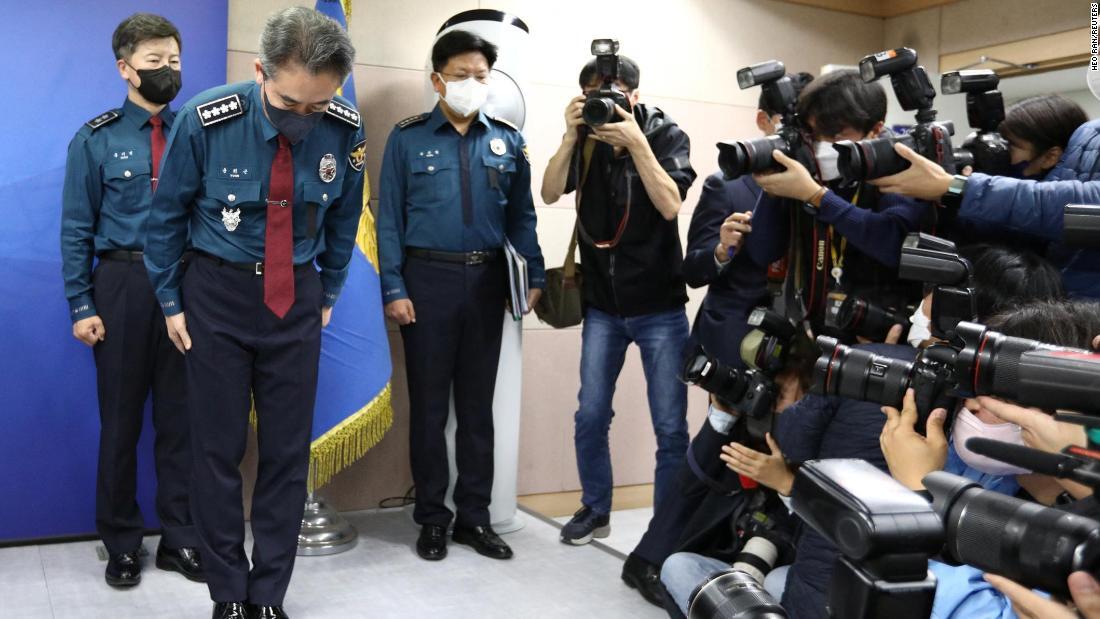 頭を下げる韓国警察庁の尹熙根長官＝１日/Heo Ran/Reuters