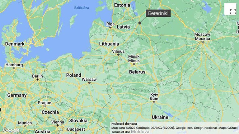 ロシアの空軍基地で、軍のヘリコプターに男が爆弾を仕掛ける様子を映したとされる映像が浮上した