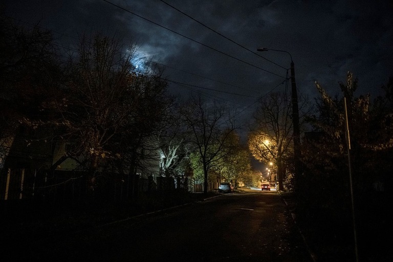 キーウ（キエフ）の暗い道路を走行する車両＝２日撮影/Ed Ram/Getty Images