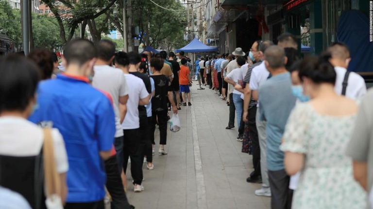 新型コロナ検査の列に並ぶ人々＝７月１２日、中国甘粛省蘭州市/Yang Zhibin/VCG/Getty Images
