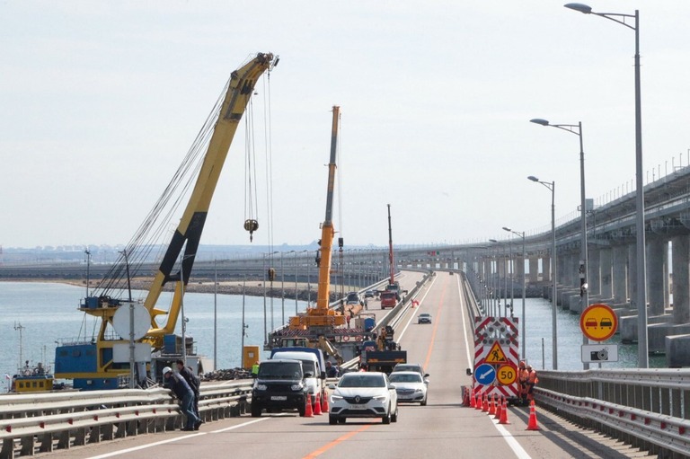 クリミア半島とロシアを結ぶ橋の修復作業＝１０月１３日/Stringer/AFP/Getty Images