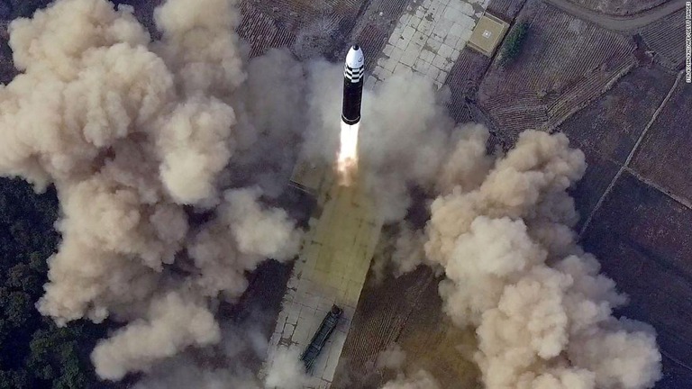 北朝鮮の国営メディアが公開した最新鋭ＩＣＢＭ「火星１７」の打ち上げの画像/STR/KCNA/KNS/AFP/Getty Images