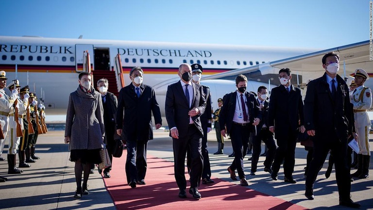 北京の国際空港に降り立ったドイツのショルツ首相（中央）/Kay Nietfeld/picture alliance/Getty Images