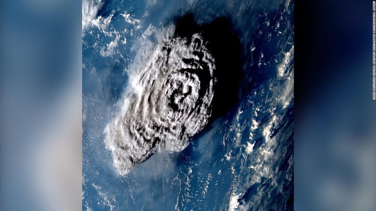 噴火開始から約１００分後に静止気象衛星「ひまわり８号」から撮影された噴火の様子/Simon Proud/Uni Oxford, RALSpace NCEO/Japan Meteorological Agency